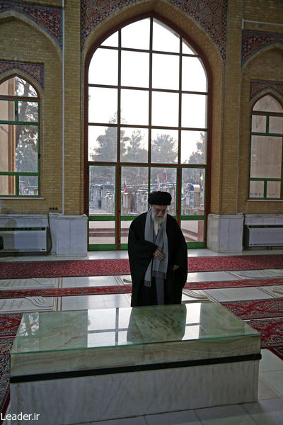 عکس:: حضور رهبر انقلاب در حرم امام خمینی(ره) و بهشت زهرا