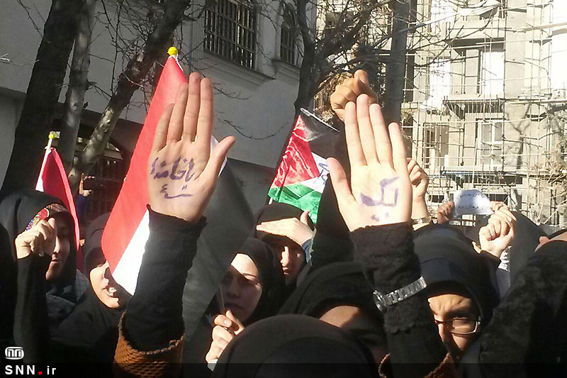 تجمع دانشجویان در مقابل سفارت سوئیس در اعتراض به واقعه «چپل هیل»