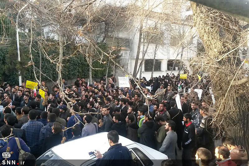 در اعتراض به «چپل هیل»؛ تجمع دانشجویان در مقابل سفارت سوئیس+ فیلم و تصاویر