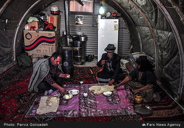 زندگی پدر و مادر شهید در کانکس