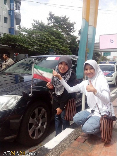 عکس:: بوسه دختر اندونزیایی بر پرچم ایران