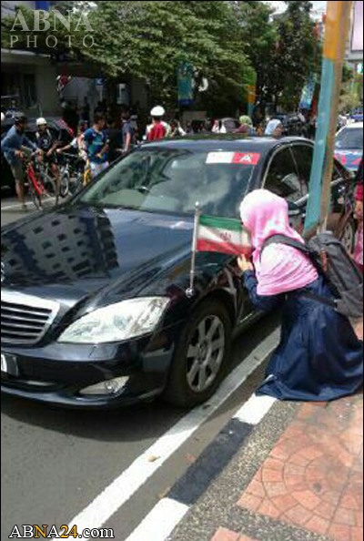عکس:: بوسه دختر اندونزیایی بر پرچم ایران