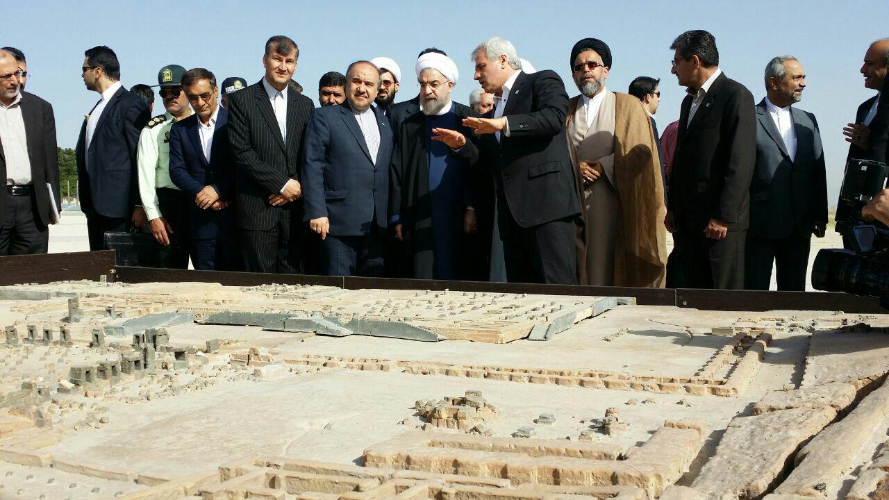 تصاویر بازدید روحانی از تخت جمشید