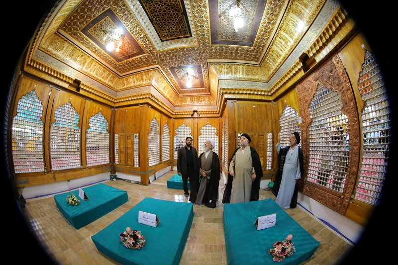 آیتالله جوادی آملی در حال قلم زنی