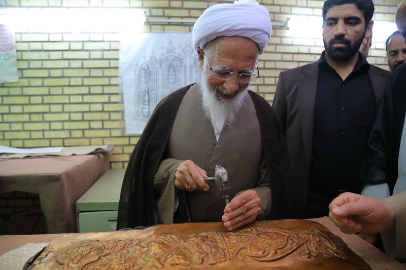 آیتالله جوادی آملی در حال قلم زنی