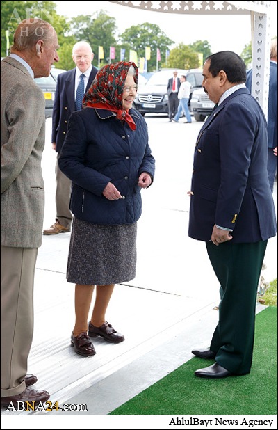 عکس:: ملکه انگلیس روسری پوش شد