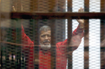 عکس:: محمد مرسی در لباس اعدام