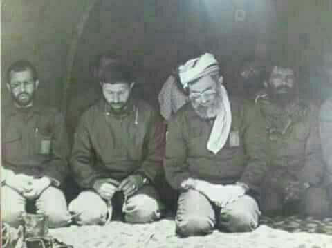 عکس:: نماز جماعت شهید صیاد با رهبر انقلاب