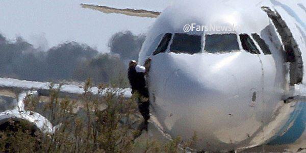 عکس:: لحظه فرار یکی از گروگان‌ها از هواپیما