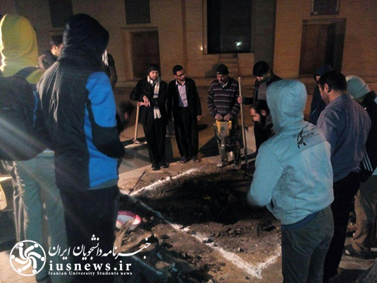 عکس:: آماده شدن قبر شهید گمنام کوی دانشگاه تهران توسط دانشجویان