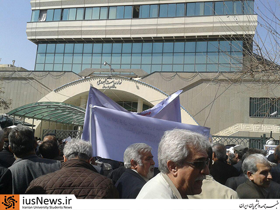 تجمع جمعی از بازنشستگان مقابل ساختمان نهاد ریاست جمهوری +عکس