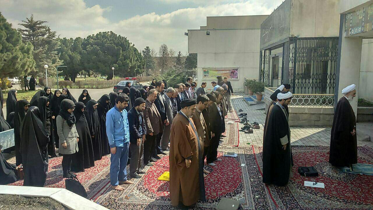 خواندن نماز آیات در دانشگاه فردوسی مشهد +عکس