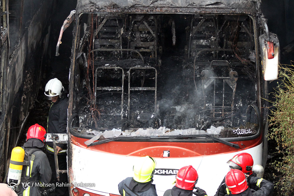 عکس:: آتش‌سوزی عجیب در در نمایشگاه اتوبوس‌ مشهد