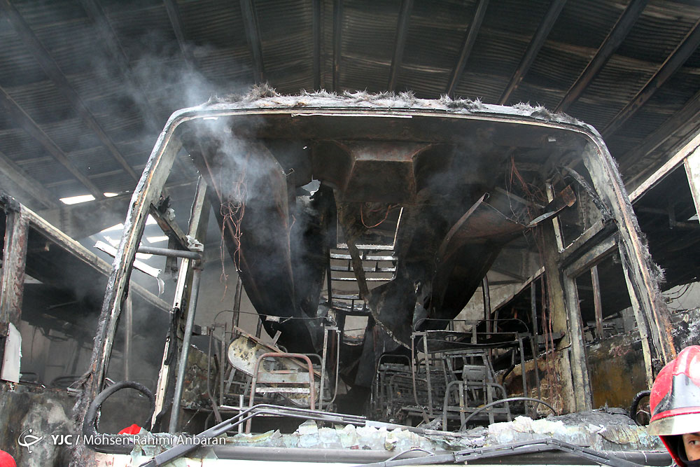 عکس:: آتش‌سوزی عجیب در در نمایشگاه اتوبوس‌ مشهد