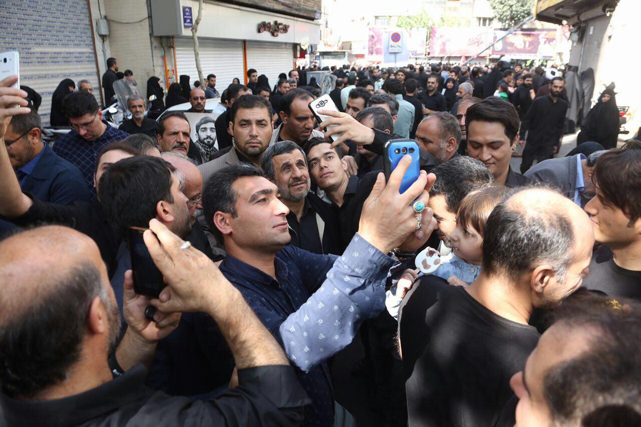 سلفى‌هاى مردم با احمدى‌نژاد +عکس