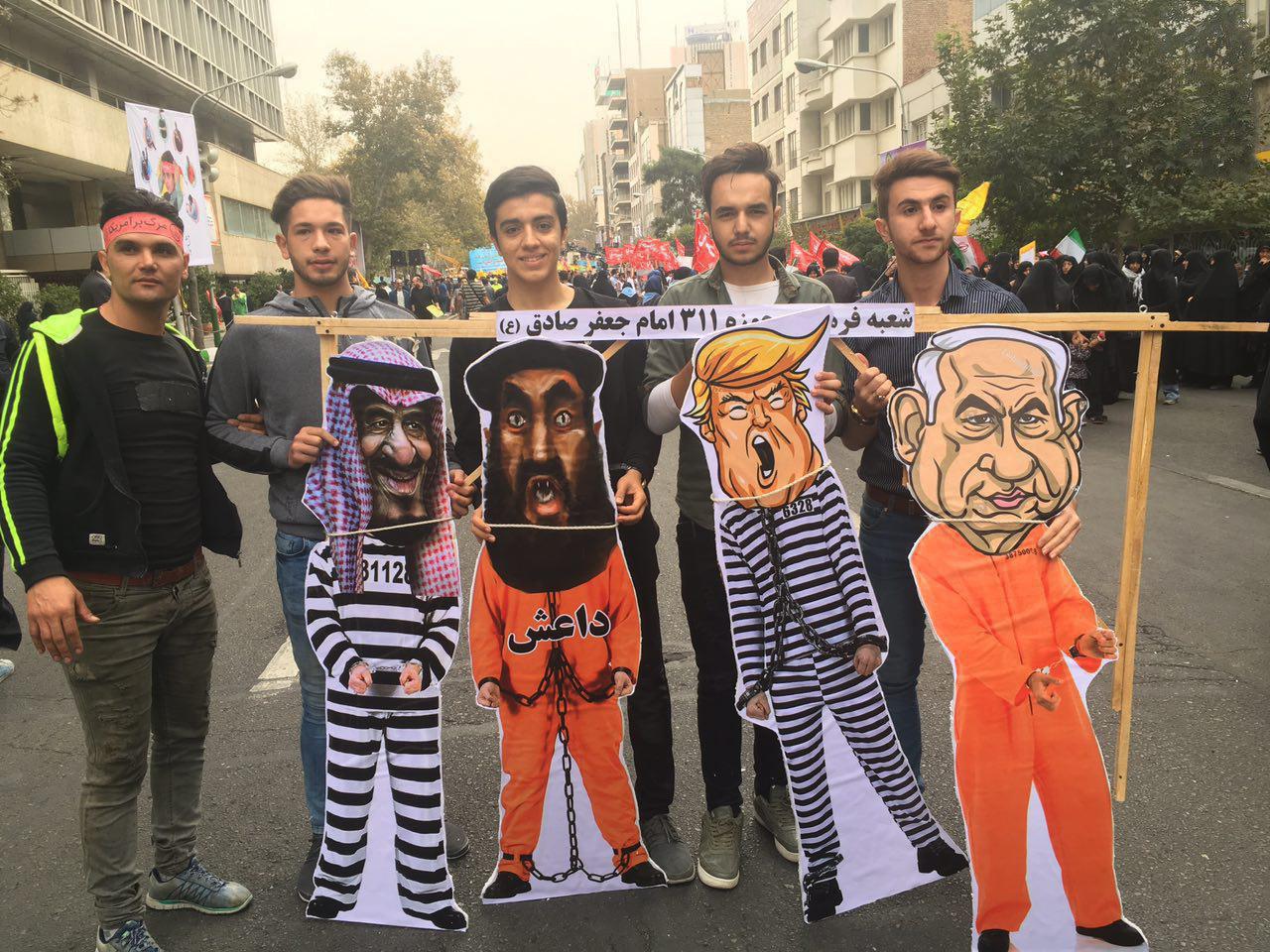 عکس:: ماکت چهره‌های تروریستی در دست دانش آموزان تهرانی
