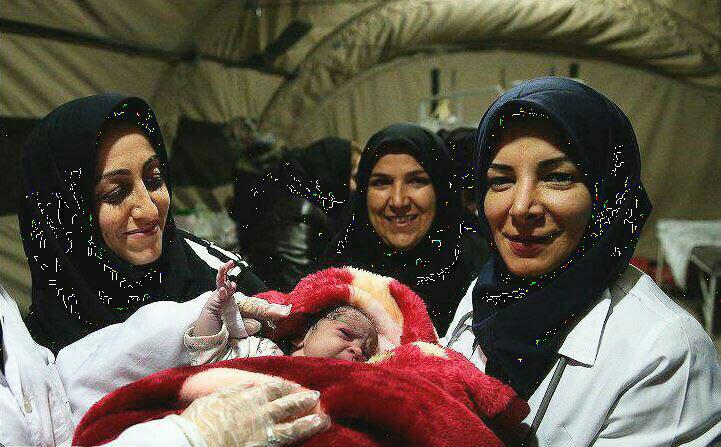 عکس:: تولد یک نوزاد در بیمارستان صحرایی سرپل ذهاب
