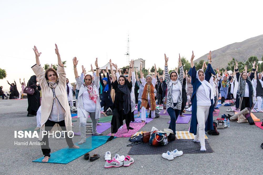 حرکات یوگا در بام تهران
