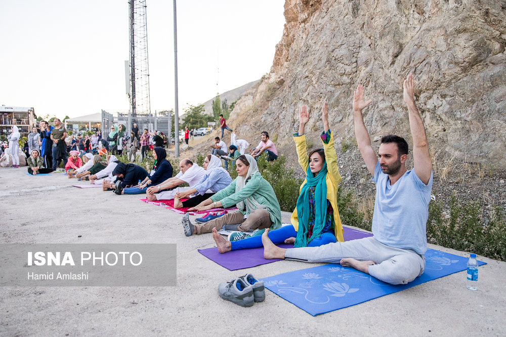 حرکات یوگا در بام تهران