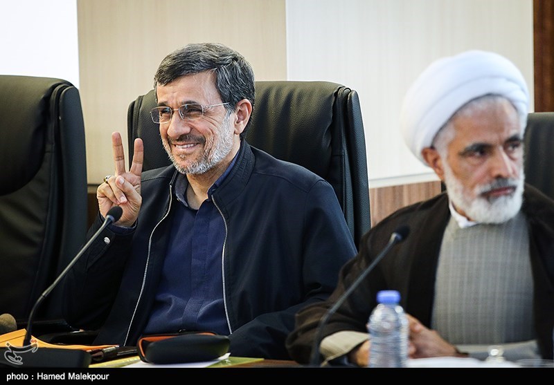 حرکت عجیب احمدی نژاد در جلسه امروز مجمع