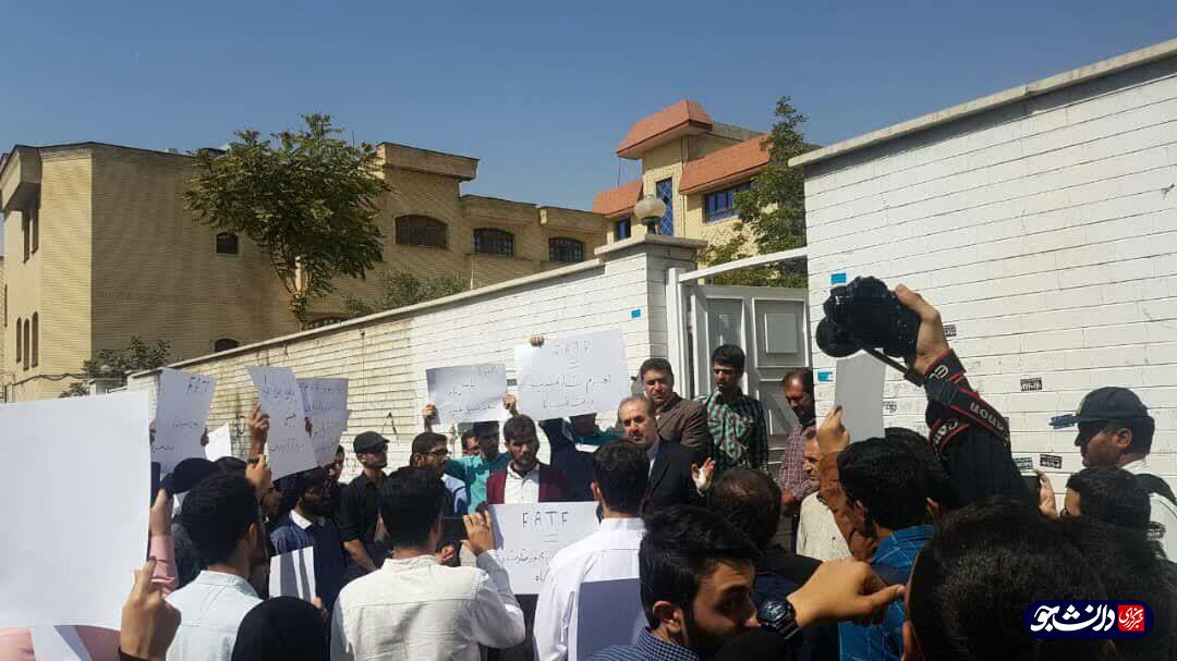 تجمع دانشجویان شیراز مقابل دفتر نمایندگان این شهرستان