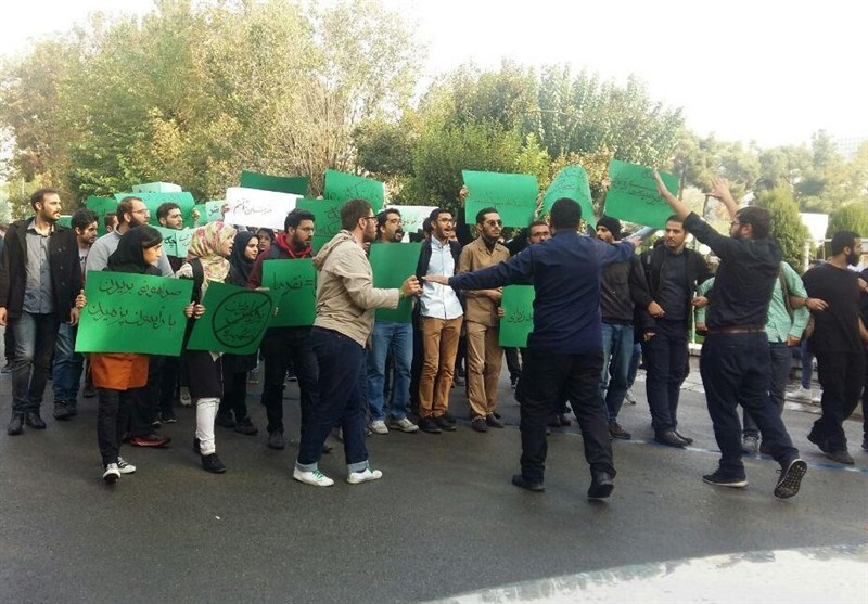 تجمع حامیان روحانی علیه روحانی در دانشگاه تهران/ ایسنا تلاش دارد به دروغ آن را صنفی معرفی کند +عکس