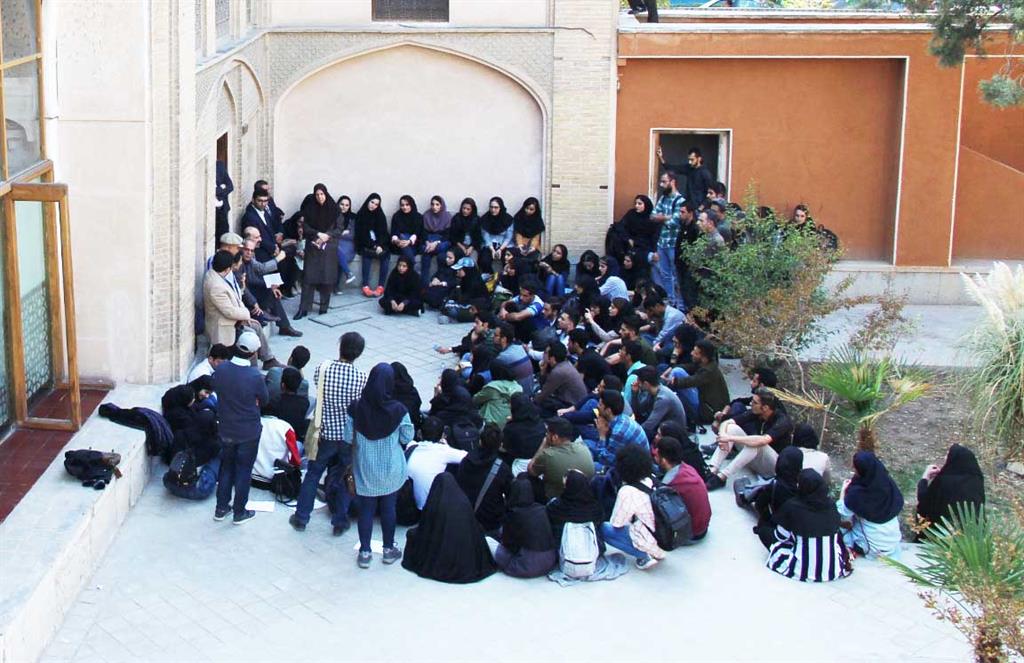 تجمع دانشجویان دانشگاه هنر اصفهان در اعتراض به مشکلات صنفی +عکس