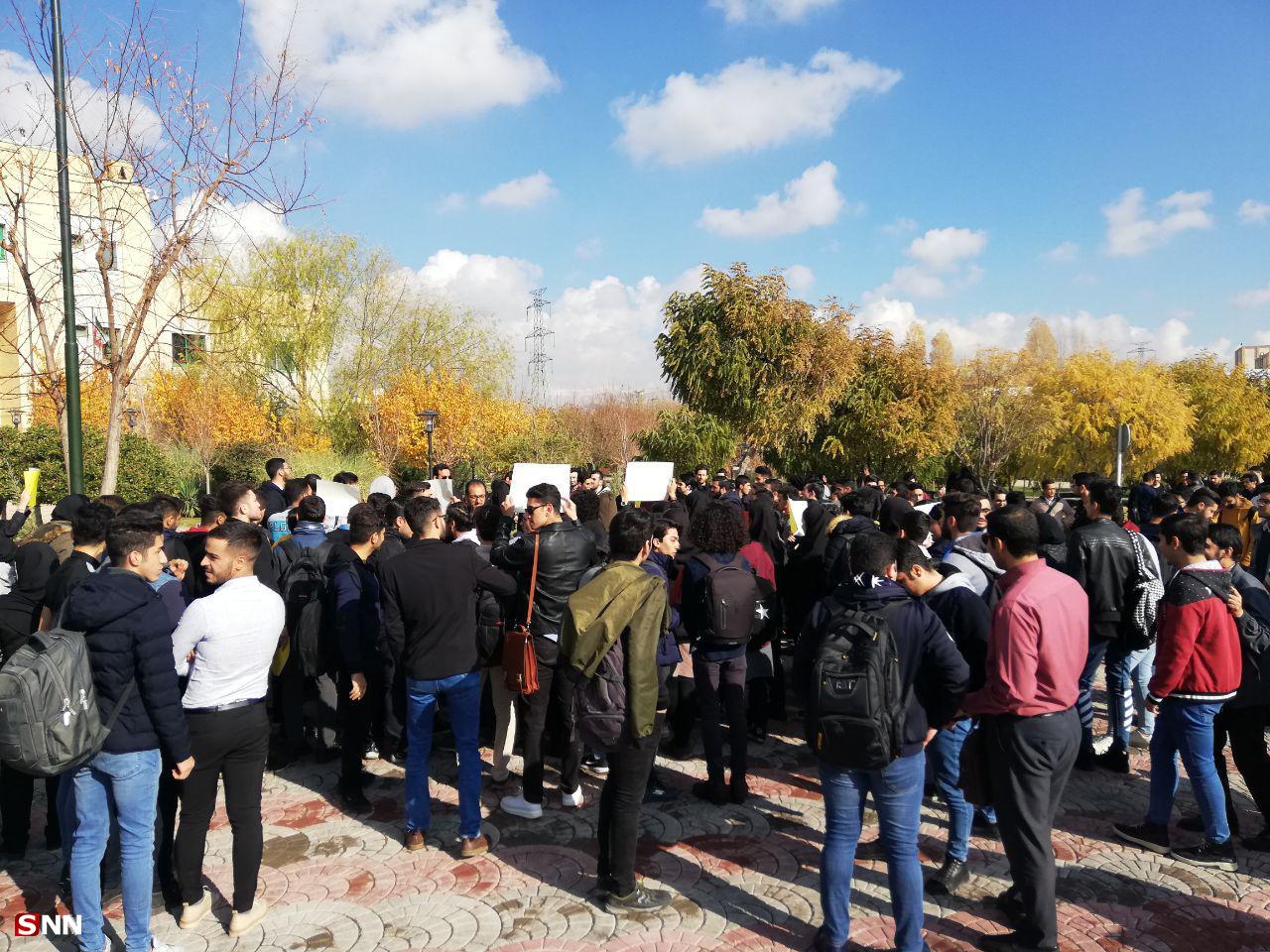 تجمع دانشجویان دانشگاه امام خمینی در اعتراض به مشکلات صنفی +تصاویر