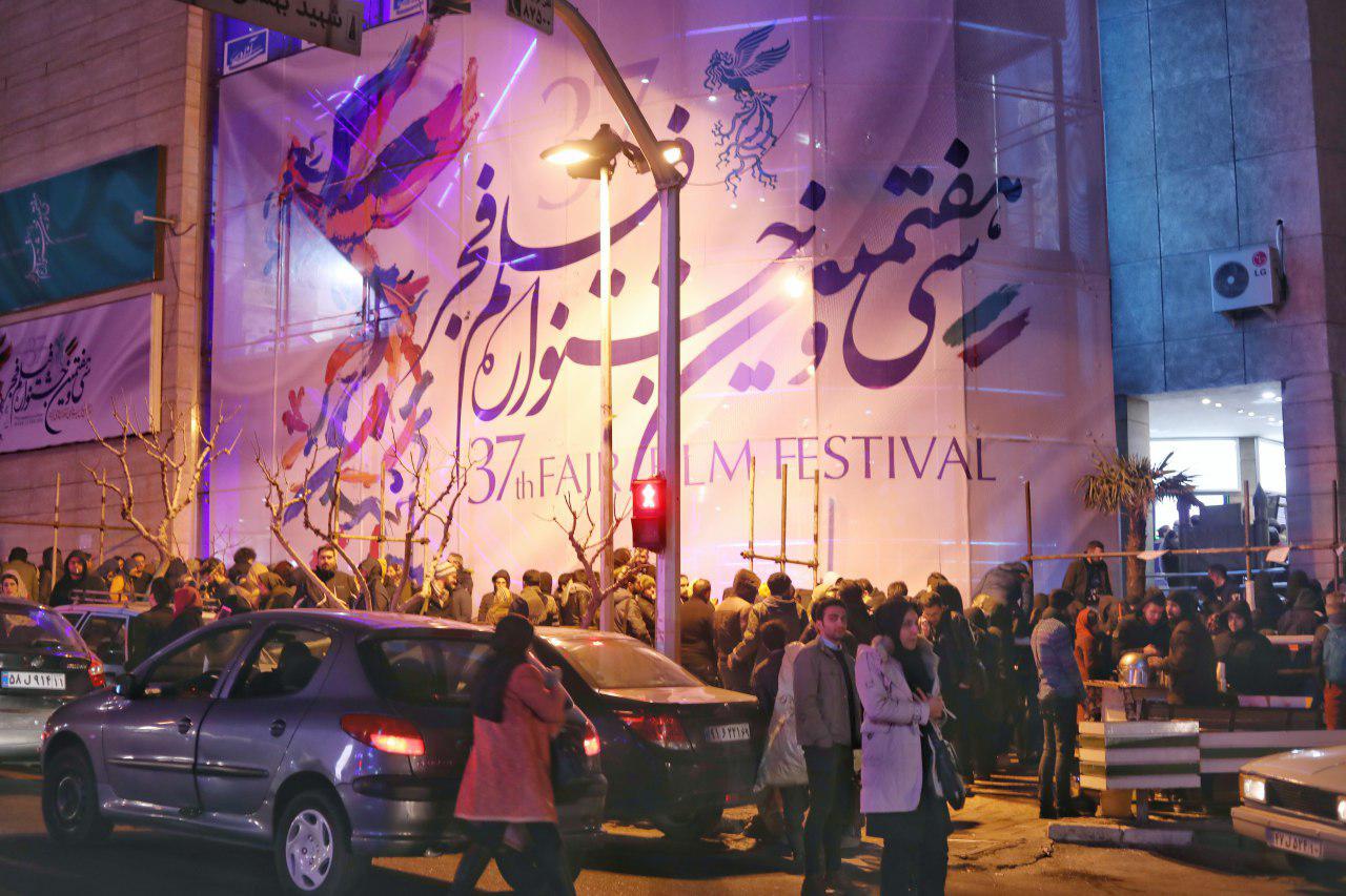 صف‌های طولانی مردمی جشنواره فیلم فجر