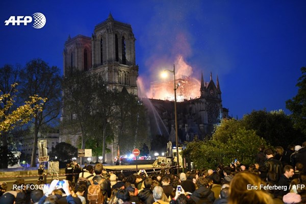 کلیسای نوتردام در آتش و دود