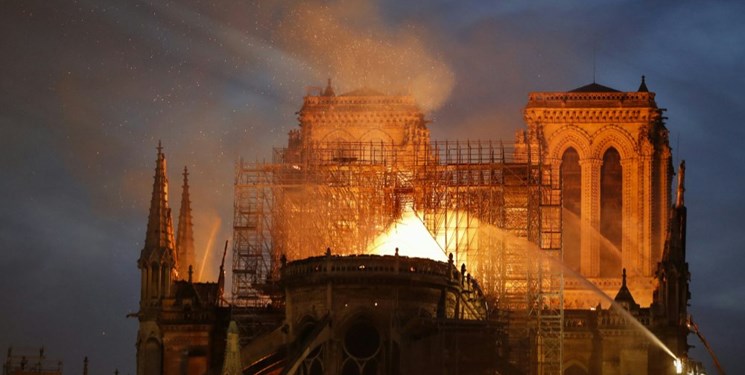 کلیسای نوتردام در آتش و دود