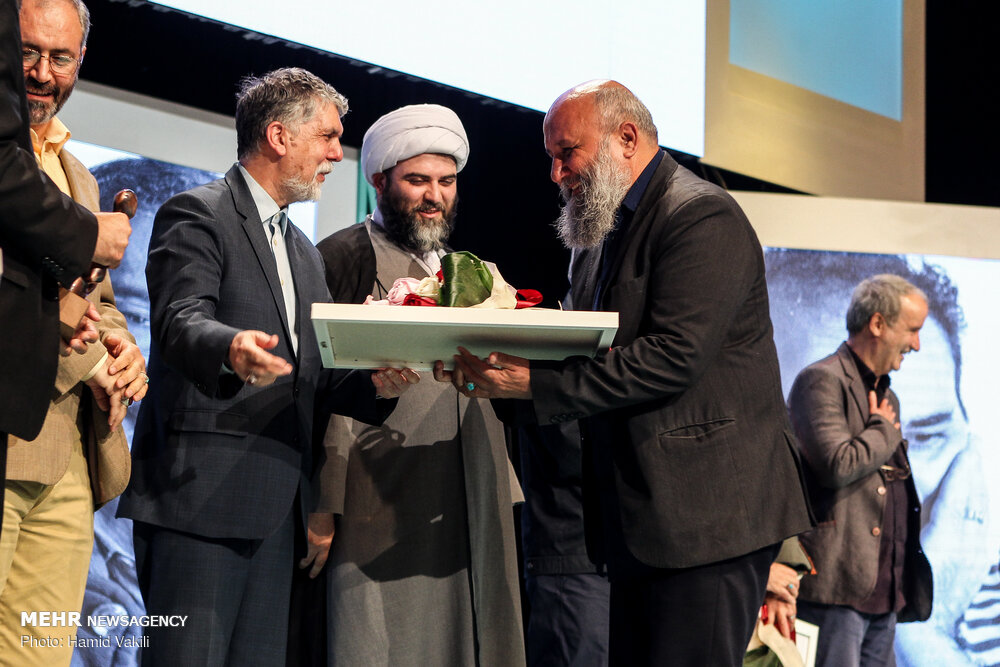 حاتمی‌کیا چهره سال هنر انقلاب اسلامی شد/ تجلیل از برگزیدگان هنر انقلاب