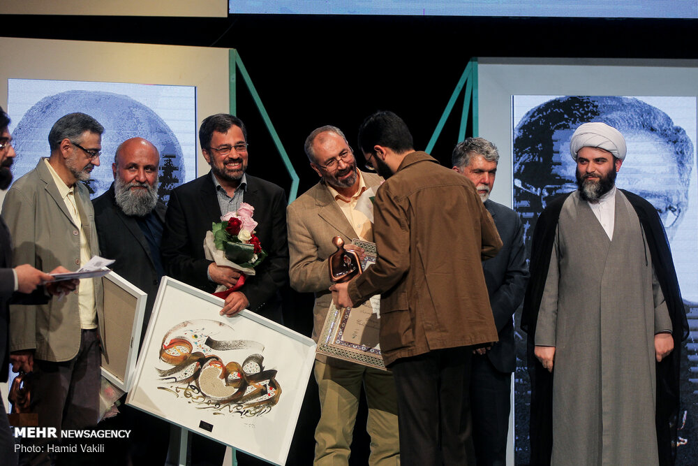 حاتمی‌کیا چهره سال هنر انقلاب اسلامی شد/ تجلیل از برگزیدگان هنر انقلاب