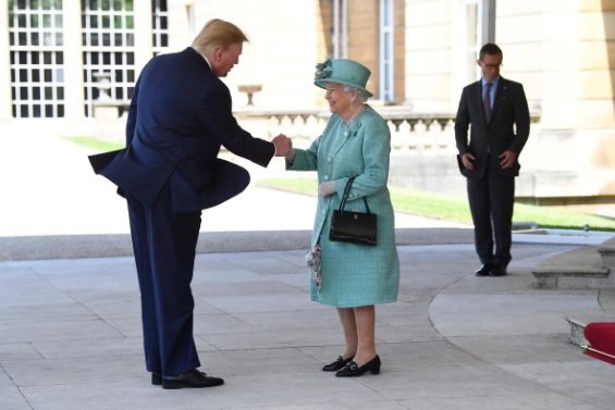شیوه دست دادن ترامپ با ملکه جنجالی شد!