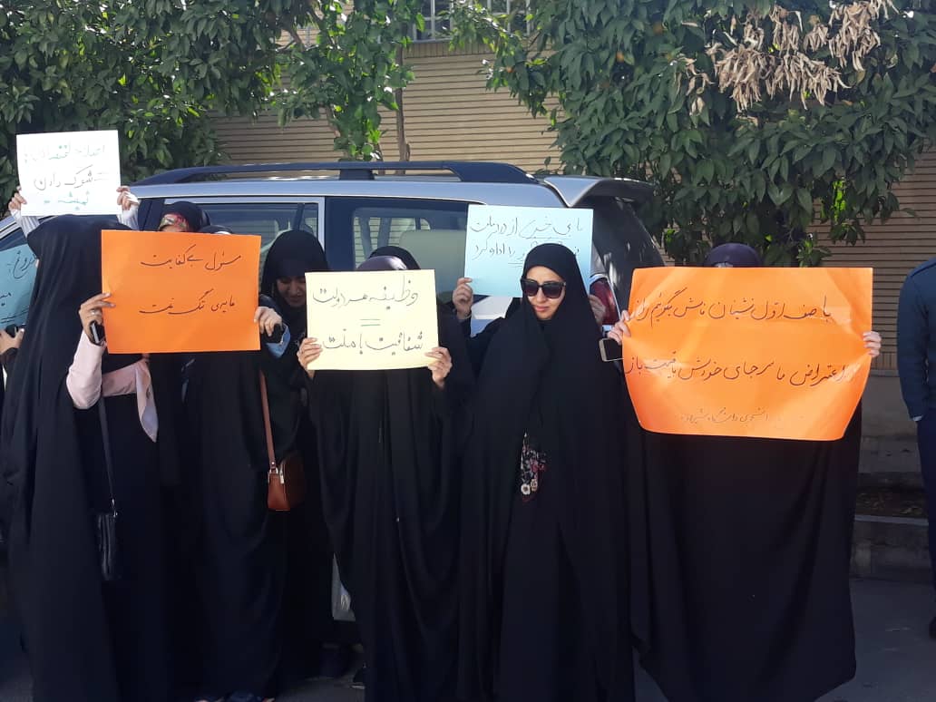 تجمع دانشجویان انقلابی دانشگاه‌های شیراز مقابل دفتر نمایندگان
