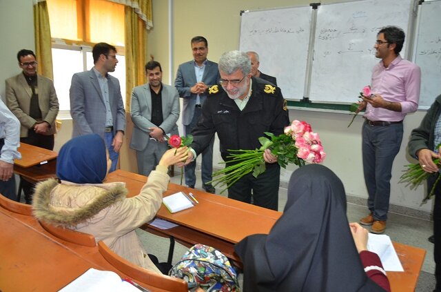 اهدا گل توسط فرمانده انتظامی فارس به دانشجویان