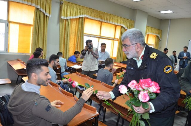اهدا گل توسط فرمانده انتظامی فارس به دانشجویان