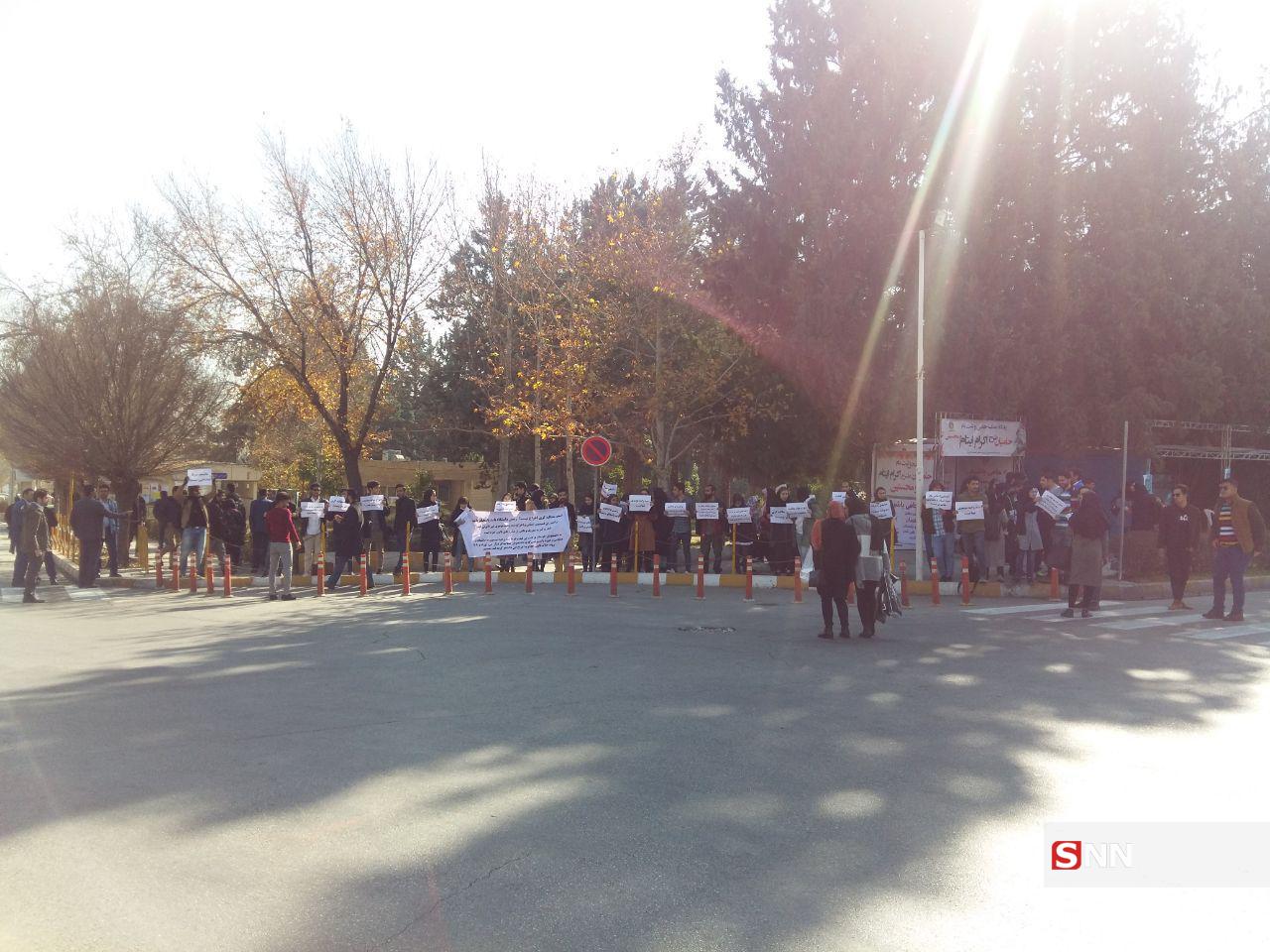 تجمع دانشجویان دانشگاه شیراز درپی اخراج یکی از فعالان دانشجویی +تصاویر