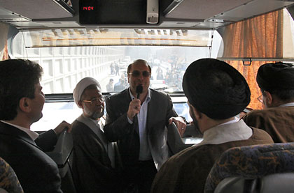 عکس: سخنرانی قالیباف در اتوبوس برای توحید