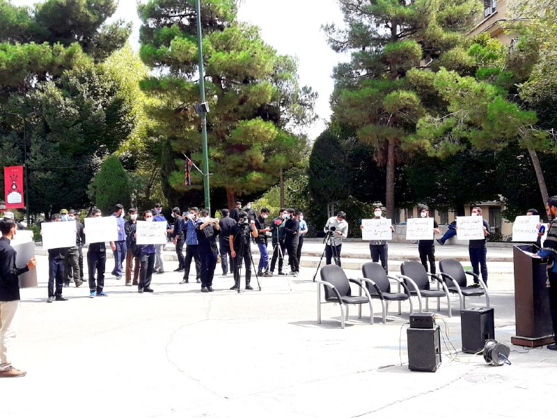 اقدام جالب دانشجویان خارج از محل سخنرانی حسن روحانی +عکس