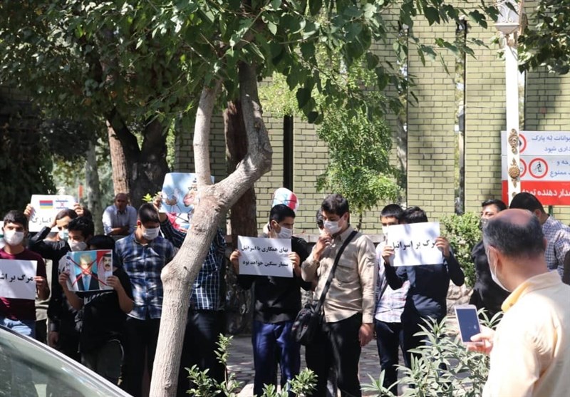 تجمع اعتراضی دانشجویان در مقابل سفارت ارمنستان در تهران 