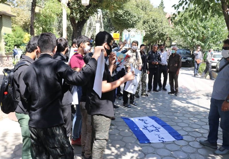 تجمع اعتراضی دانشجویان در مقابل سفارت ارمنستان در تهران 