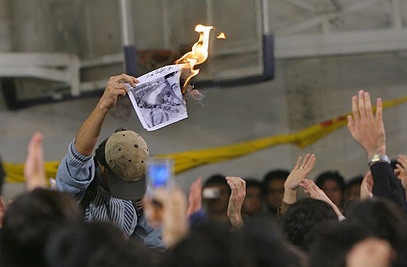 از «آدم باشید» خاتمی تا آتش زدن عکس احمدی‌نژاد!