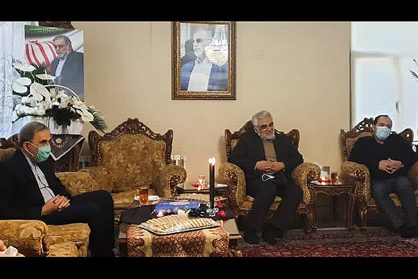 ولایتی و طهرانچی با خانواده شهید فخری‌زاده دیدار کردند