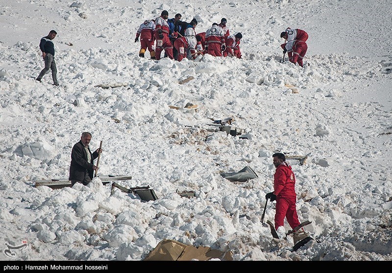 بسیج اهالی «آهار» برای انتقال پیکر کوهنورد گرفتار شده در بهمن