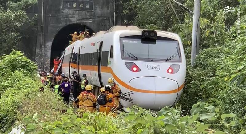 خروج قطار مرگ از ریل در تایوان + عکس