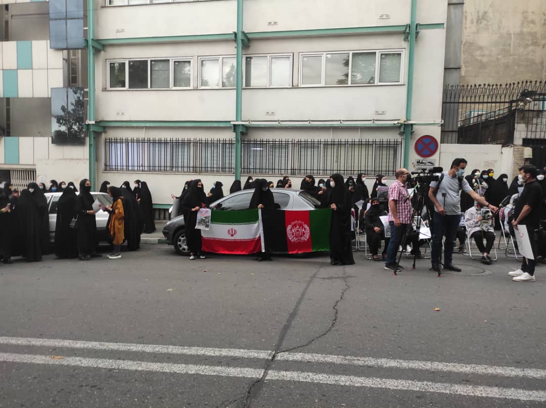 تجمع دانشجویان ایرانی و خارجی در محکومیت حمله تروریستی مدرسه سیدالشهدا مقابل سفارت افغانستان