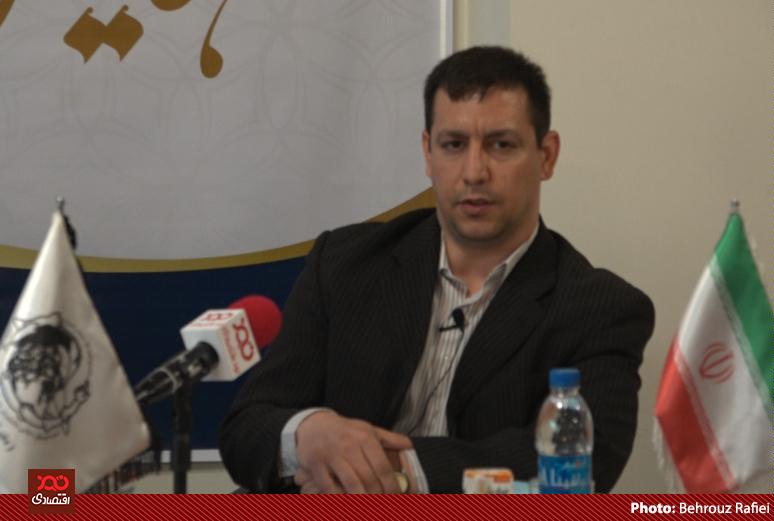 تبدیل بانک‌های خصوصی به کانون قدرت در سیستم اقتصادی/ شکاف بین نقدینگی و تولید یعنی تورم و برچیده شدن سفره مردم