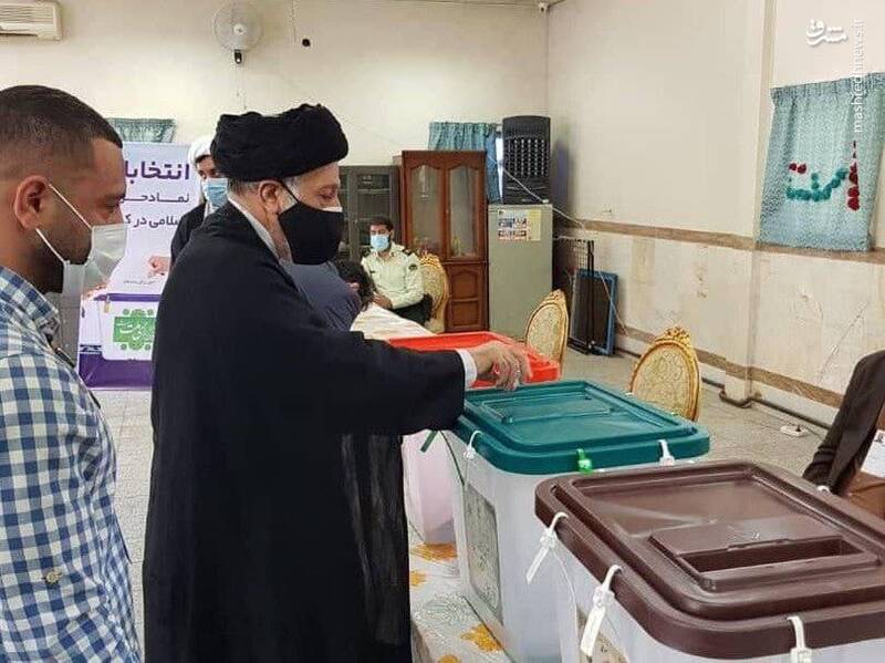 سید هادی خامنه‌ای در حال رای دادن