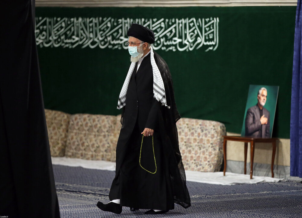 تصاویر| مراسم عزاداری شب عاشورای حسینی با حضور رهبر انقلاب